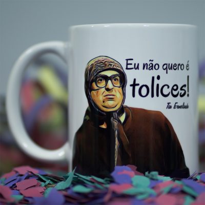 Caneca branca com imagem e texto em português sobre uma pessoa idosa e confetes coloridos