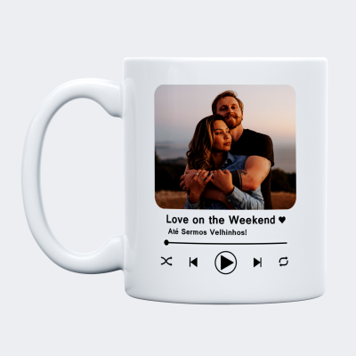 Caneca branca com foto de casal e texto de música preta