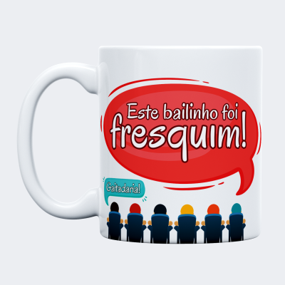 Caneca branca com texto humorístico e figuras coloridas na parte inferior