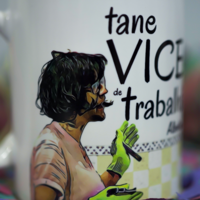 Suporte cilíndrico com ilustração de mulher e texto 'tane VICE de trabalho'