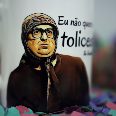Caneca branca com ilustração de pessoa com lenço e óculos e texto em português