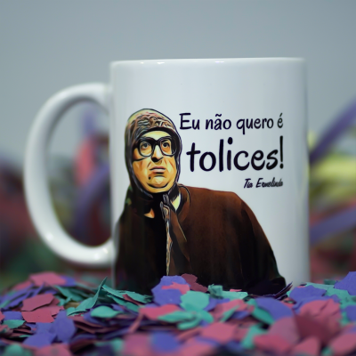 Caneca branca com frase e imagem de personagem mascarada