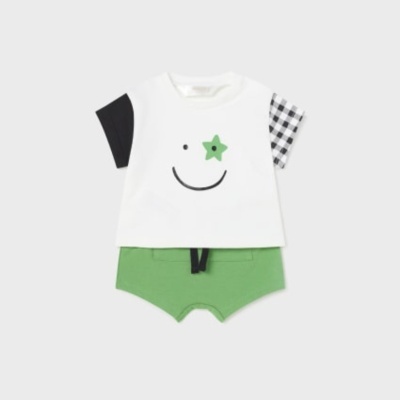 Conjunto de roupa para bebé com t-shirt branca e calças verdes
