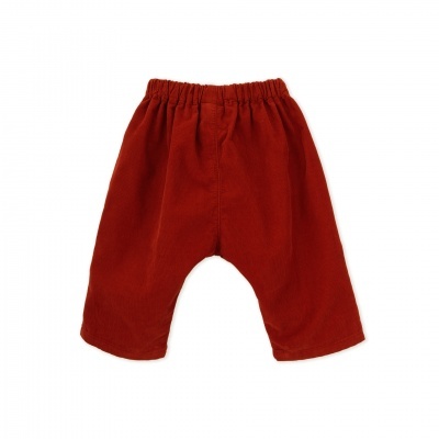 Calças de criança vermelhas com elástico na cintura