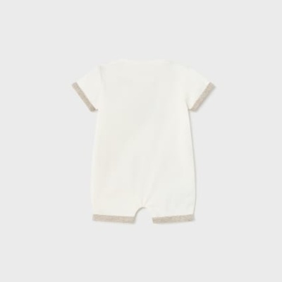 Macacão curto branco com detalhes bege, fundo cinzento claro