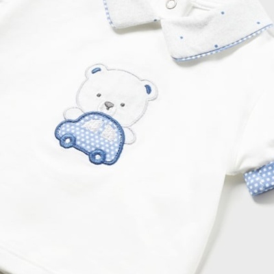 Roupa de bebé branca com bordado de urso azul e carro com padrão de bolinhas