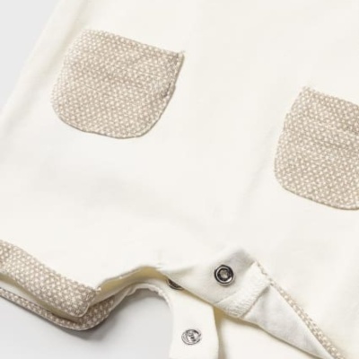 Macacão de bebé creme com bolsos castanhos e fecho de molas