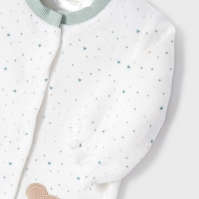 Casaco de bebé branco com padrões de pontos coloridos e gola verde clara