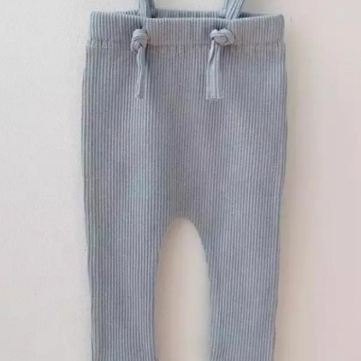Calça bebé cinzenta canelada com cordões e elástico na cintura