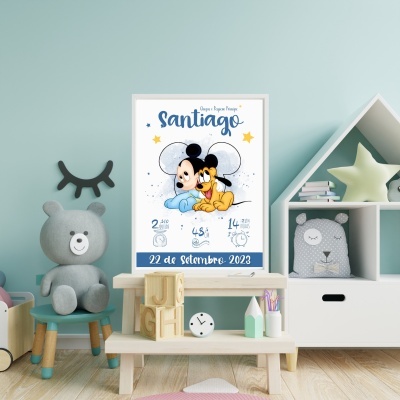 Cartaz infantil do Mickey Mouse e Pluto com informação de nascimento, decorado num quarto de criança