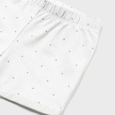 Calção branco com pequenos pontos azuis e elástico na cintura