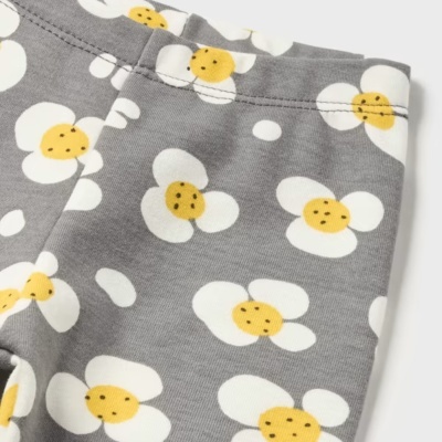 Calças cinzentas com padrão de flores amarelas e brancas