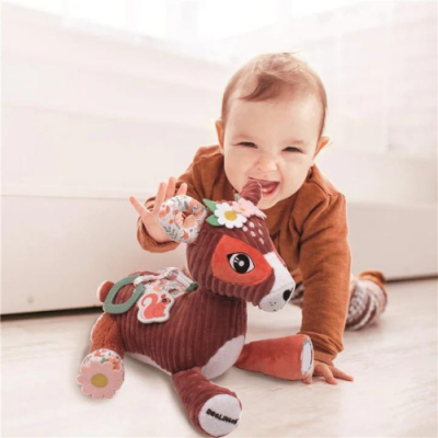 Criança a brincar com peluche de raposa castanho com padrões florais