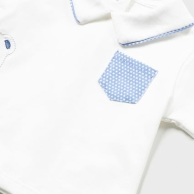 Camisola infantil branca com bolso azul de bolinhas e gola com borda azul