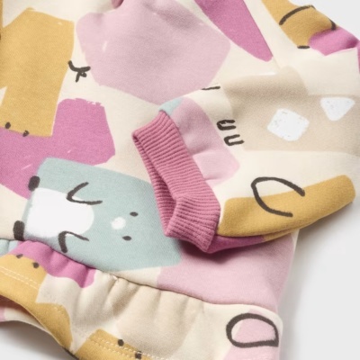 Peça de roupa para bebé com estampado colorido e acabamentos em rosa