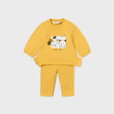 Conjunto infantil amarelo com estampa de animais e calças com pontos pretos.