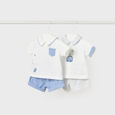 Conjuntos de roupa de bebé branca com detalhes em azul e padrões de carros e pontos, pendurados em cabides