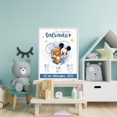 Quarto infantil decorado com quadro personalizado do bebé Salvador e brinquedos de peluche.