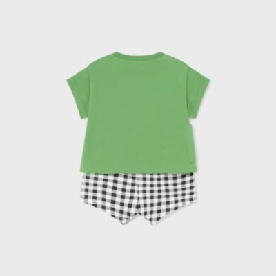 Conjunto infantil com t-shirt verde e calções de quadrados preto e branco.
