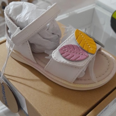Sandália infantil branca com folhas decorativas rosa e amarelo
