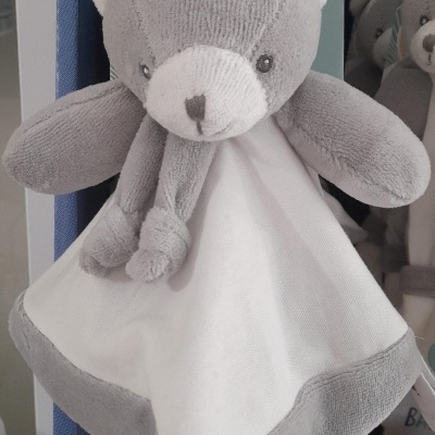 Doudou de bebé forma urso cinzento claro tecido macio com corpo branco e bordas cinzentas