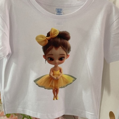 T-shirt branca com estampa de boneca bailarina amarela pendurada em cabide