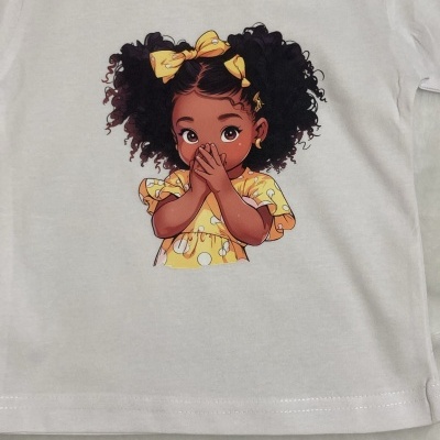 Camisola branca para recém-nascido com estampa de menina com vestido amarelo e laço