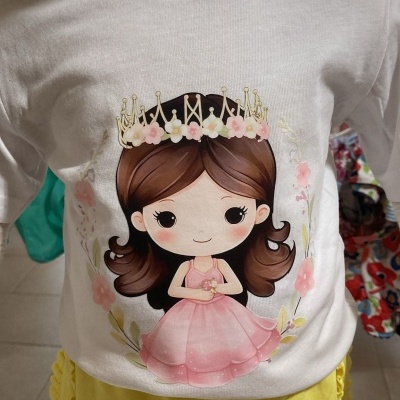 Camisola branca com estampa menina caricata e calção amarelo em manequim