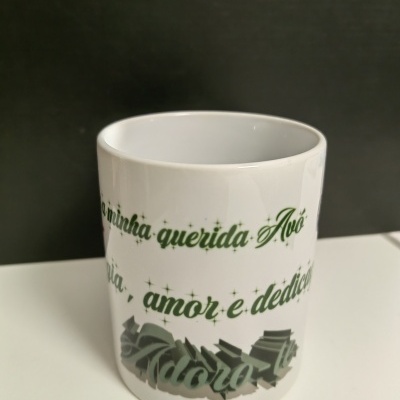 Caneca branca com texto verde e cinzento em português