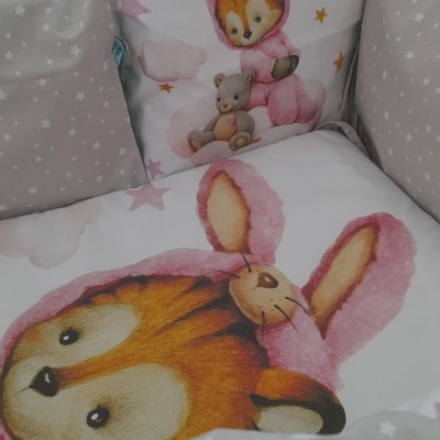 Roupa de cama infantil com estampado de animais e estrelas
