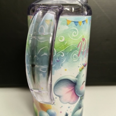 Copo infantil de plástico com tampa transparente e desenho de elefante colorido