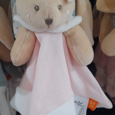 Pelúcia de coelho bege com vestido rosa e branco e laço rosa