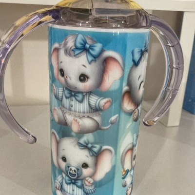 Garrafa plástica com desenhos de elefantes bebés azuis com laços