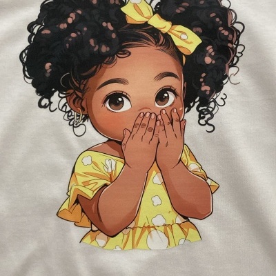 T-shirt branca com estampa de menina com cabelo cacheado, laço e vestido amarelo.