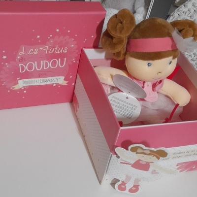 Ref:dc3130  - bailarina Cabelo castanho Cx. Rosa