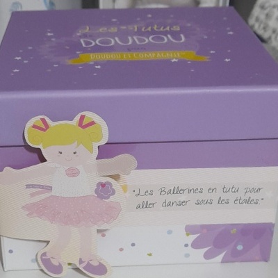 Ref:DC3130 - Bailarina Loira Cx. Lilás