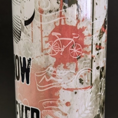 Garrafa térmica com design gráfico e texto parcial sobre um fundo preto.