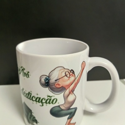 Caneca branca com ilustração de idosa a fazer exercício e texto em verde