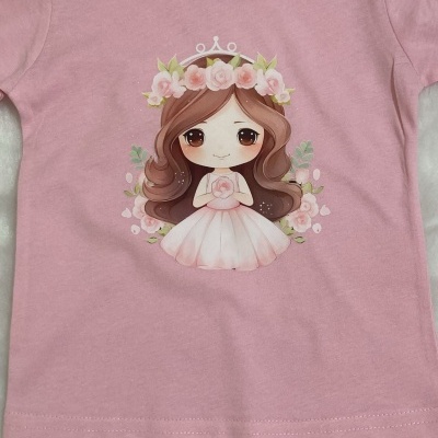 T-shirt rosa de criança com estampa de menina com coroa de flores e vestido cor-de-rosa.