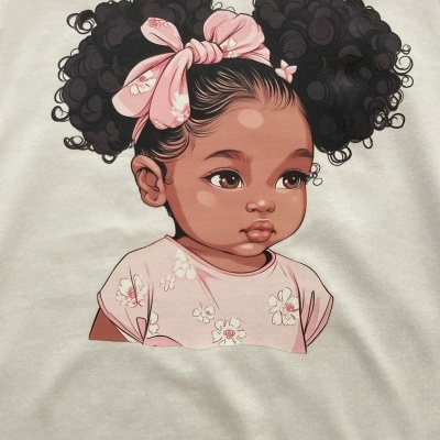T-shirt branca com estampa de menina com cabelo encaracolado e laços rosas.