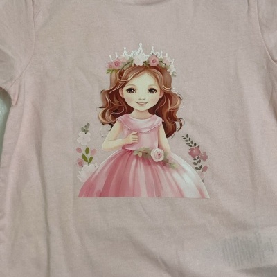 Camiseta rosa clara para criança com estampa de menina e flores.