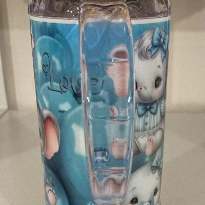 Copo com tampa e bico transparente decorado com ursinhos bebé e a palavra Baby