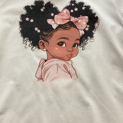 Camisola branca com estampa de rapariga caricaturada com cabelo encaracolado e laço cor de rosa