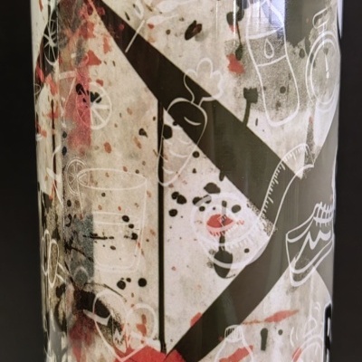 Copo térmico decorado com padrão abstrato médico