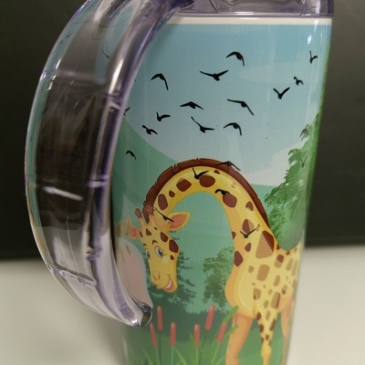 Caneca infantil com ilustração de girafa em cenário natural