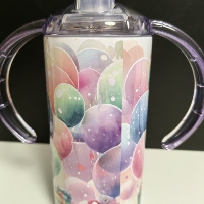 Copo infantil com decoração de balões e pegas laterais