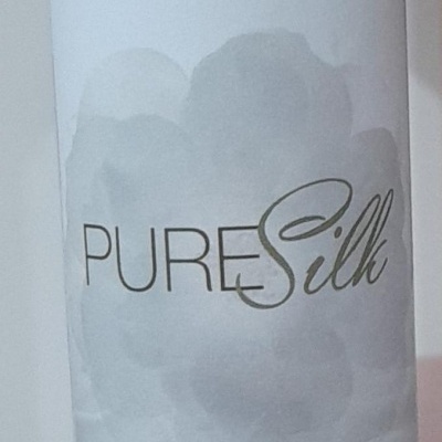 Frasco cilindrico branco com texto de perfume ambiental Pure Silk