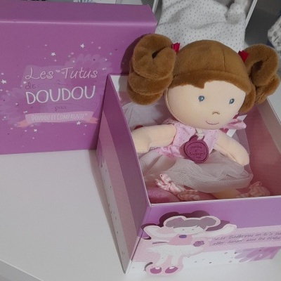 Ref:DC3130 - bailarina Cabelo Castanho Cx. lilás