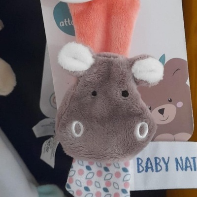Produto para bebé da marca BABY NAT' com peluche de hipopótamo e clip decorado