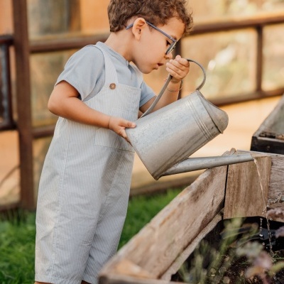 Jardineiras curtas estampadas com riscas suaves azuis e brancas | LITTLE LOVE